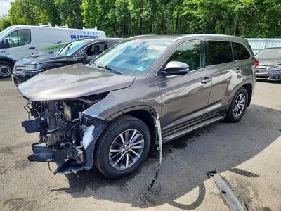 5TDJZRFH7HS****** 2017 Toyota Highlander