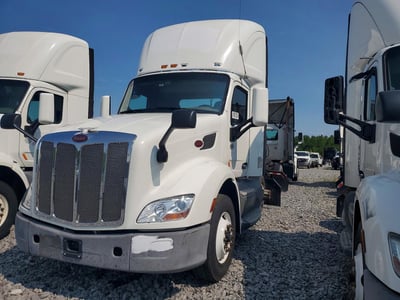 1XPBA48X5HD****** 2017 Peterbilt 579