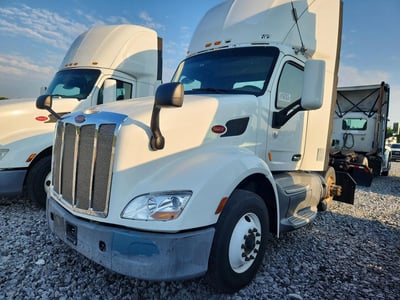1XPBA48X3HD****** 2017 Peterbilt 579