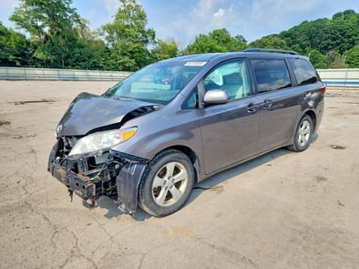 5TDKZ3DC1HS****** 2017 Toyota Sienna
