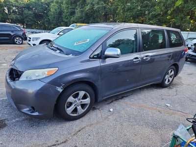 5TDZK3DC9CS****** 2012 Toyota Sienna