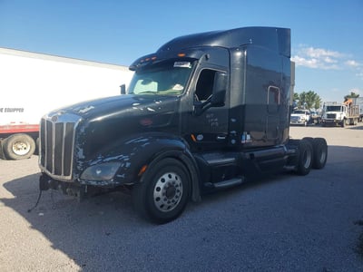 1XPBD49X9HD****** 2017 Peterbilt 579