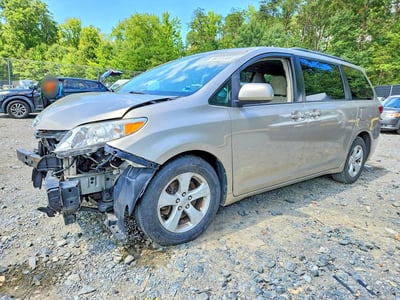 5TDKZ3DC5HS****** 2017 Toyota Sienna