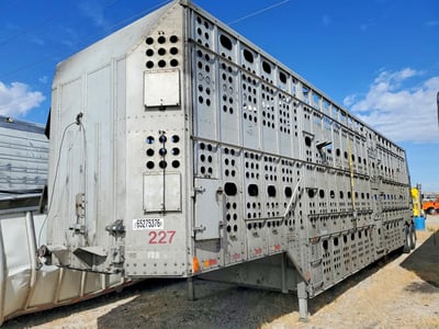 1MT2N48285H****** 2005 Merrit Livestock