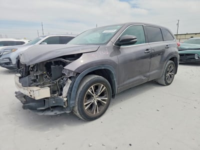 5TDZZRFH1JS****** 2018 Toyota Highlander