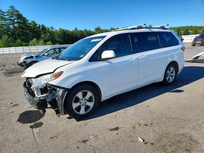 5TDKZ3DC8HS****** 2017 Toyota Sienna