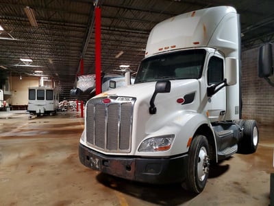 1XPBA48X2HD****** 2017 Peterbilt 579