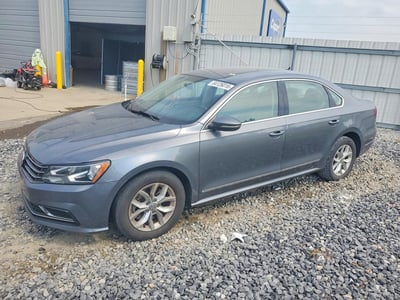 1VWAT7A35HC****** 2017 Volkswagen Passat