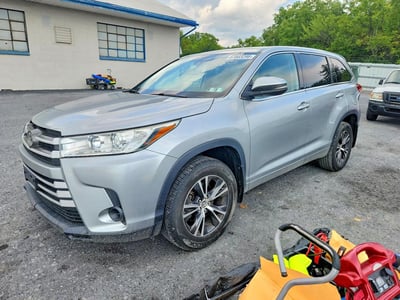 5TDBZRFH1JS****** 2018 Toyota Highlander