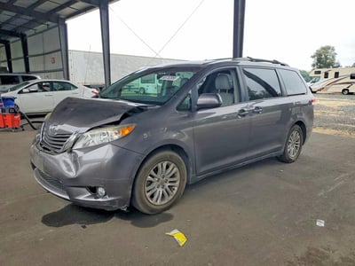 5TDYK3DC6BS****** 2011 Toyota Sienna