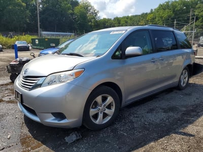 5TDKZ3DC9HS****** 2017 Toyota Sienna