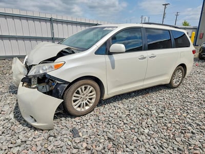 5TDYK3DC9FS****** 2015 Toyota Sienna