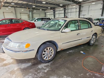 1LNHM97V82Y****** 2002 Lincoln Continental