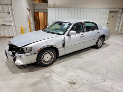 1LNHM83W82Y****** 2002 Lincoln Town Car