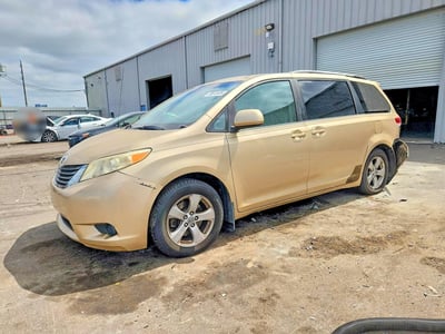 5TDKK3DC0BS****** 2011 Toyota Sienna