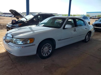 1LNHM82W6YY****** 2000 Lincoln Town Car