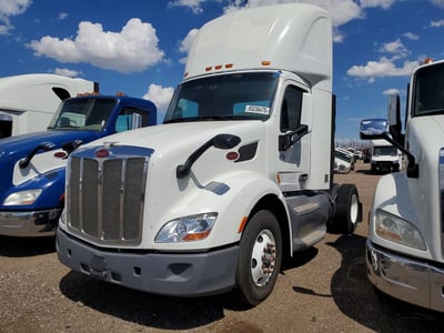1XPBA48X2FD****** 2015 Peterbilt 579