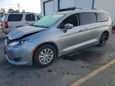 2C4RC1BG5JR****** 2018 Chrysler Pacifica