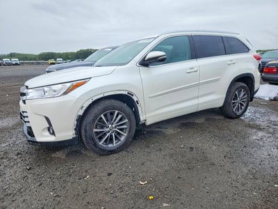 5TDJZRFH9HS****** 2017 Toyota Highlander