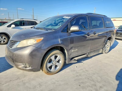 5TDKZ3DCXHS****** 2017 Toyota Sienna
