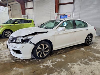 1HGCR2F82GA****** 2016 Honda Accord