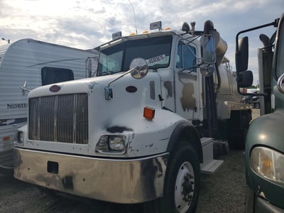 2NPNLD9X72M****** 2002 Peterbilt 330