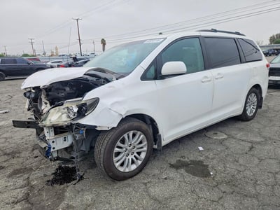 5TDYK3DC6BS****** 2011 Toyota Sienna