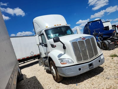 1XPBA48X4HD****** 2017 Peterbilt 579