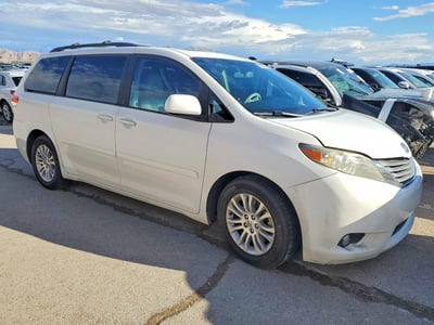 5TDYK3DC1BS****** 2011 Toyota Sienna