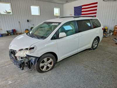 5TDKZ3DC8HS****** 2017 Toyota Sienna
