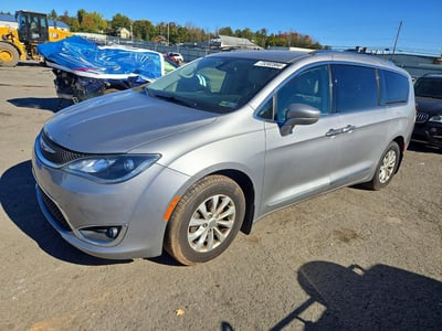 2C4RC1BG8JR****** 2018 Chrysler Pacifica