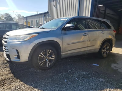 5TDBZRFH6HS****** 2017 Toyota Highlander