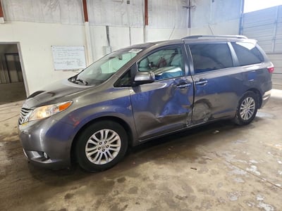 5TDYZ3DC7HS****** 2017 Toyota Sienna