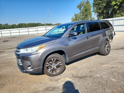 5TDZZRFH9JS****** 2018 Toyota Highlander