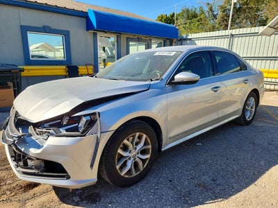 1VWAT7A35HC****** 2017 Volkswagen Passat