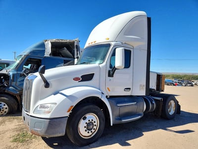 1XPBA48X6HD****** 2017 Peterbilt 579