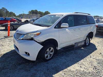 5TDKZ3DC6HS****** 2017 Toyota Sienna