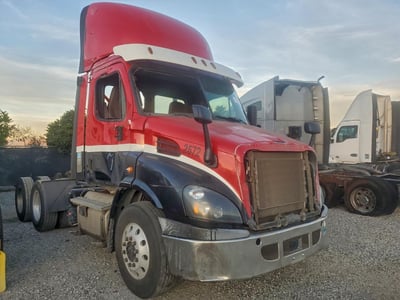 1FUJGBDV2HL****** 2017 Freightliner Cascadia 113