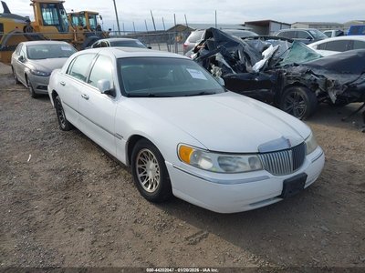 1LNHM82W8YY****** 2000 Lincoln Town Car