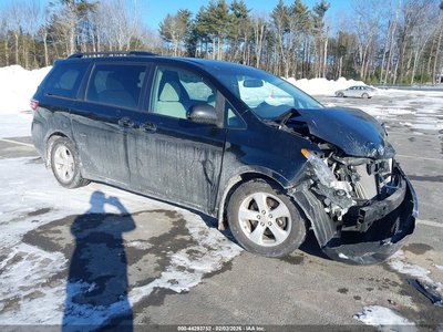 5TDKZ3DC3HS****** 2017 Toyota Sienna