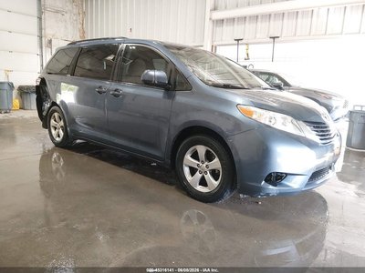 5TDKZ3DC1HS****** 2017 Toyota Sienna