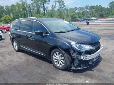 2C4RC1EG2JR****** 2018 Chrysler Pacifica