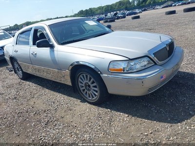 1LNHM82W45Y****** 2005 Lincoln Town Car