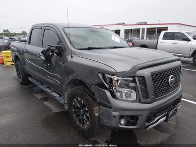 1N6AA1E56JN****** 2018 Nissan Titan