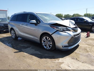 5TDERKEC5MS****** 2021 Toyota Sienna Hybrid