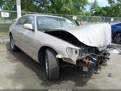1LNHM82W92Y****** 2002 Lincoln Town Car