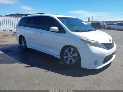 5TDXZ3DC8HS****** 2017 Toyota Sienna