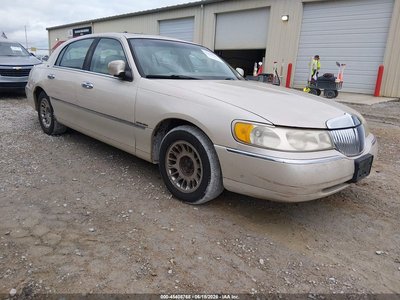 1LNHM83W5YY****** 2000 Lincoln Town Car