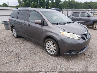 5TDJZ3DC5HS****** 2017 Toyota Sienna