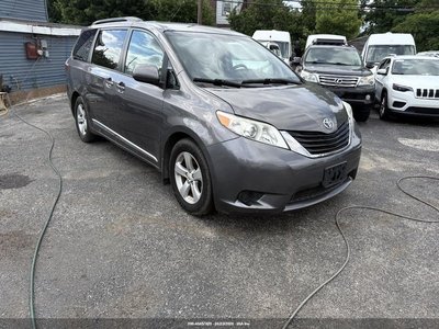 5TDKZ3DC8HS****** 2017 Toyota Sienna